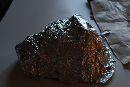 Lägger på ett lager ungsfolie för att jämmna ut formen