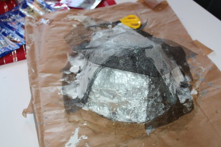 Klipp upp och överlappa där inte myggnätet sluter till