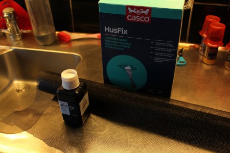 Så här gör jag en modul. Detta behövs husfix, myggnät i plast och hobbyfärg för att blanda ner i husfixen 