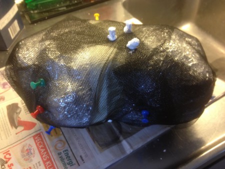 Börja med att fixera myggnätet med stift klipp upp där det behövs för att få den till att sluta till