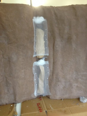 Här lägger jag en bluffvägg för att dölja insugshålen 